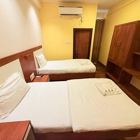 Shivam Hotel Varanasi - Near Kashi Vishwanath Temple With Parking And Lift Extérieur photo