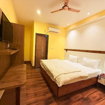 Shivam Hotel Varanasi - Near Kashi Vishwanath Temple With Parking And Lift Extérieur photo