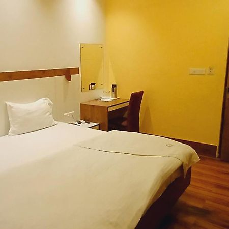 Shivam Hotel Varanasi - Near Kashi Vishwanath Temple With Parking And Lift Extérieur photo