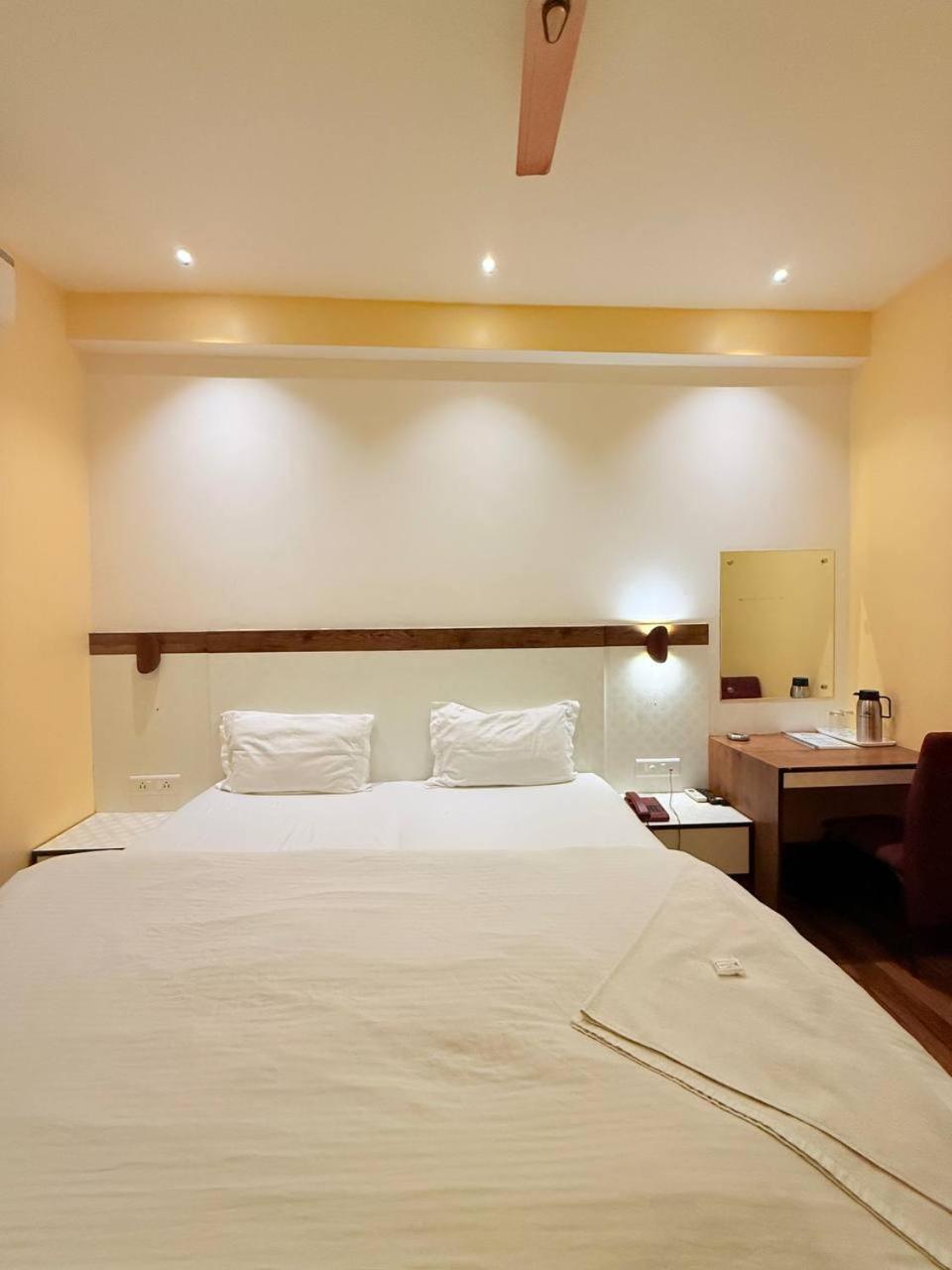 Shivam Hotel Varanasi - Near Kashi Vishwanath Temple With Parking And Lift Extérieur photo