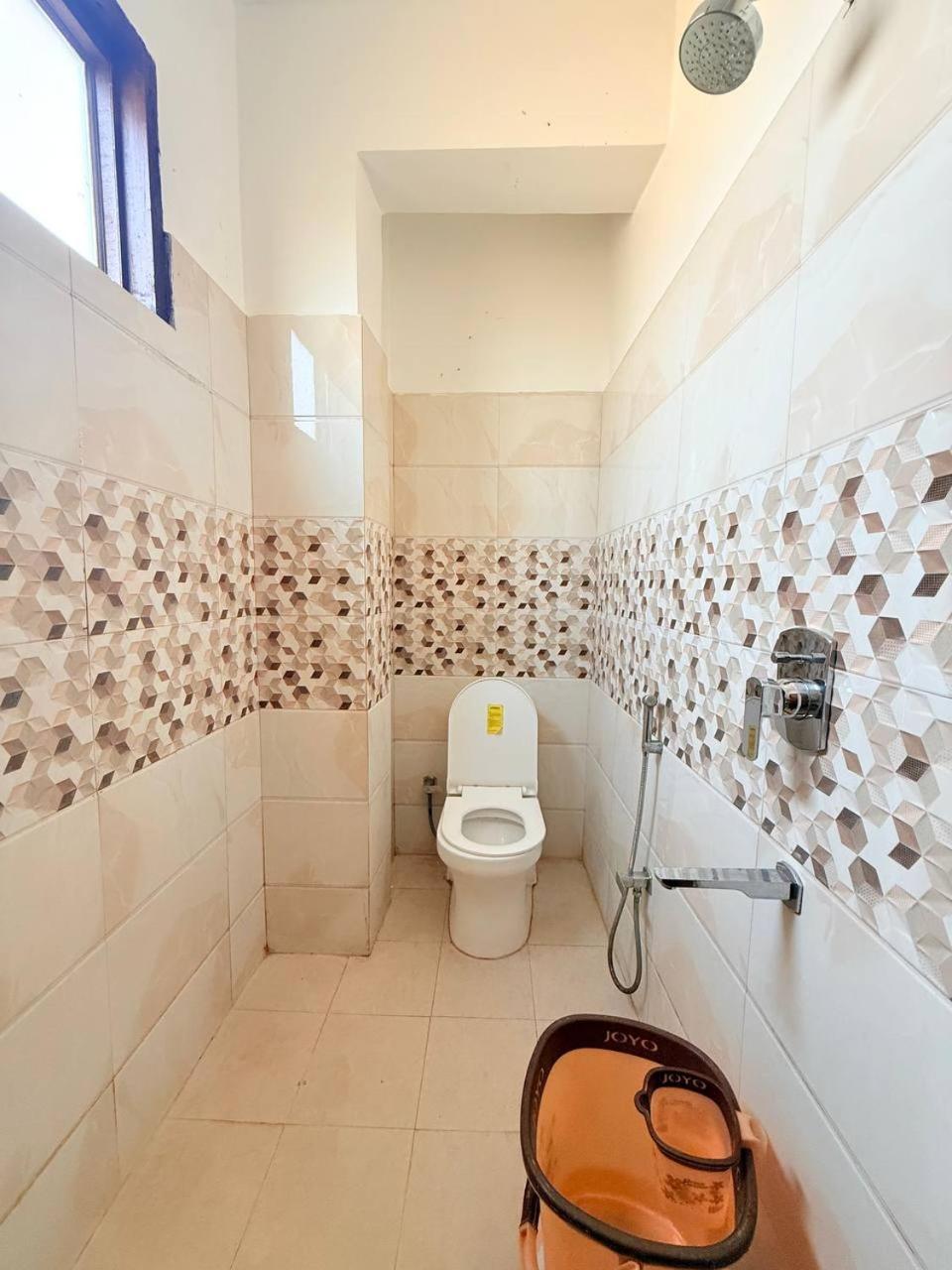 Shivam Hotel Varanasi - Near Kashi Vishwanath Temple With Parking And Lift Extérieur photo
