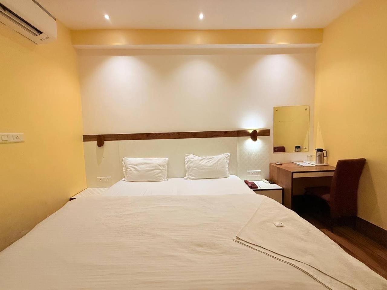 Shivam Hotel Varanasi - Near Kashi Vishwanath Temple With Parking And Lift Extérieur photo
