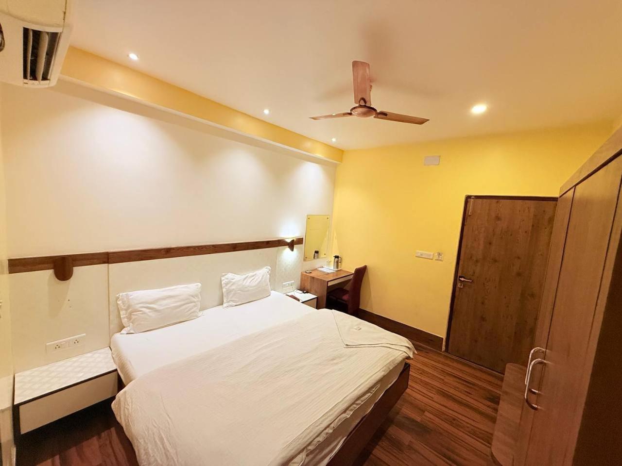Shivam Hotel Varanasi - Near Kashi Vishwanath Temple With Parking And Lift Extérieur photo