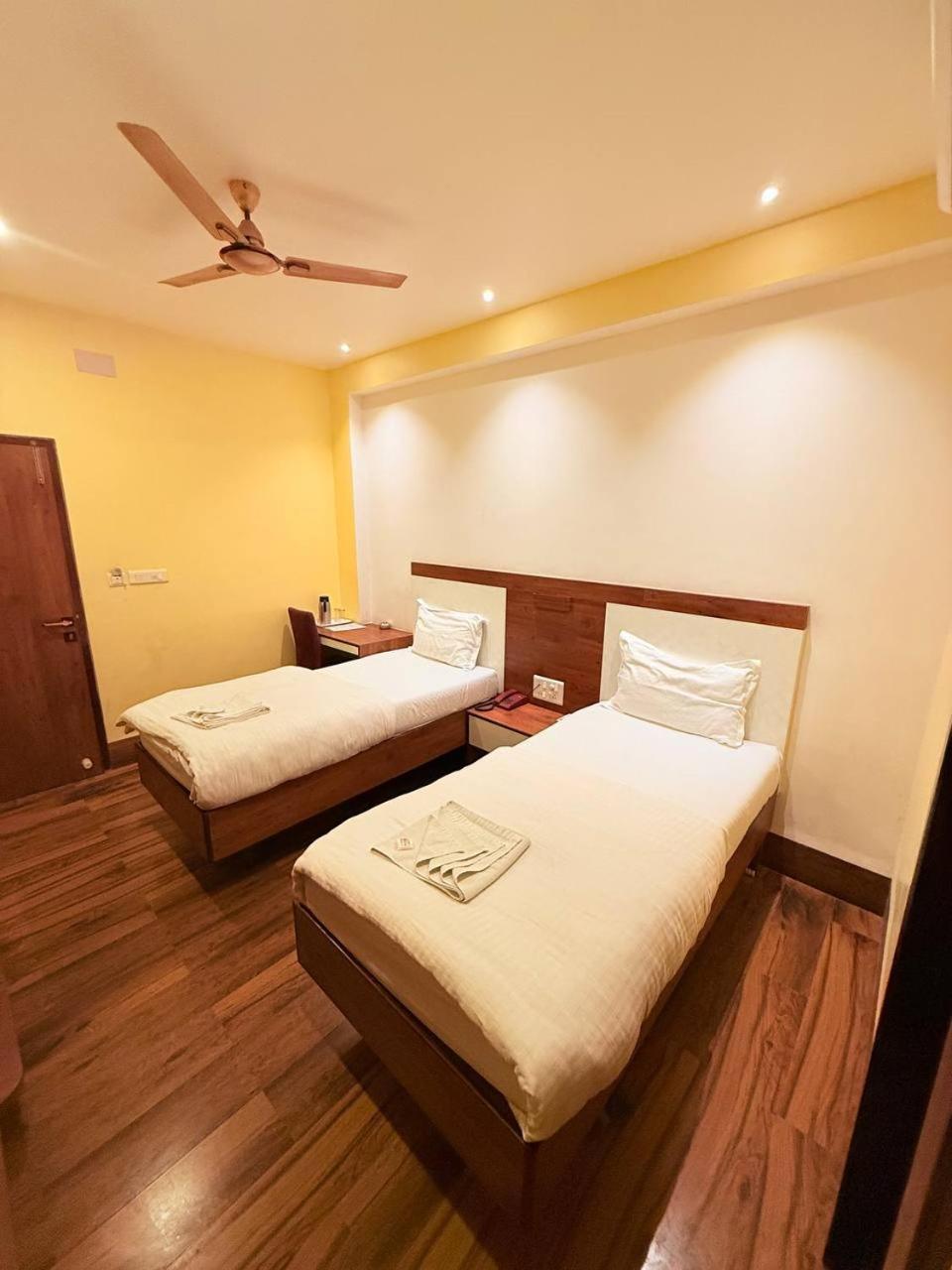 Shivam Hotel Varanasi - Near Kashi Vishwanath Temple With Parking And Lift Extérieur photo