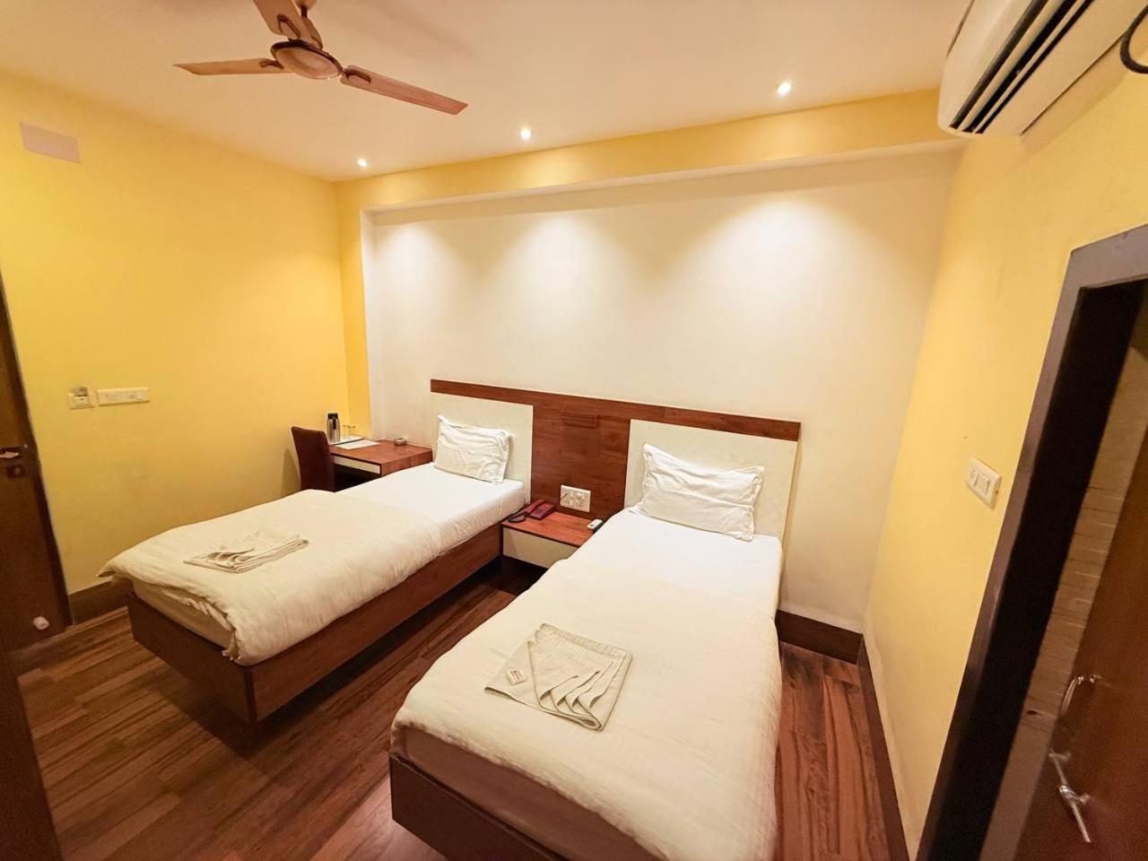 Shivam Hotel Varanasi - Near Kashi Vishwanath Temple With Parking And Lift Extérieur photo