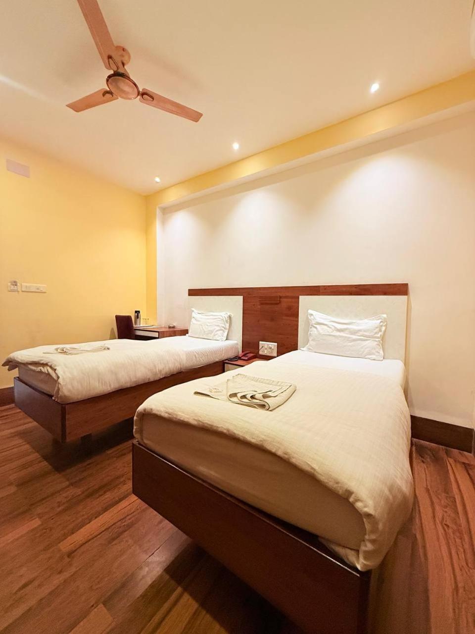 Shivam Hotel Varanasi - Near Kashi Vishwanath Temple With Parking And Lift Extérieur photo