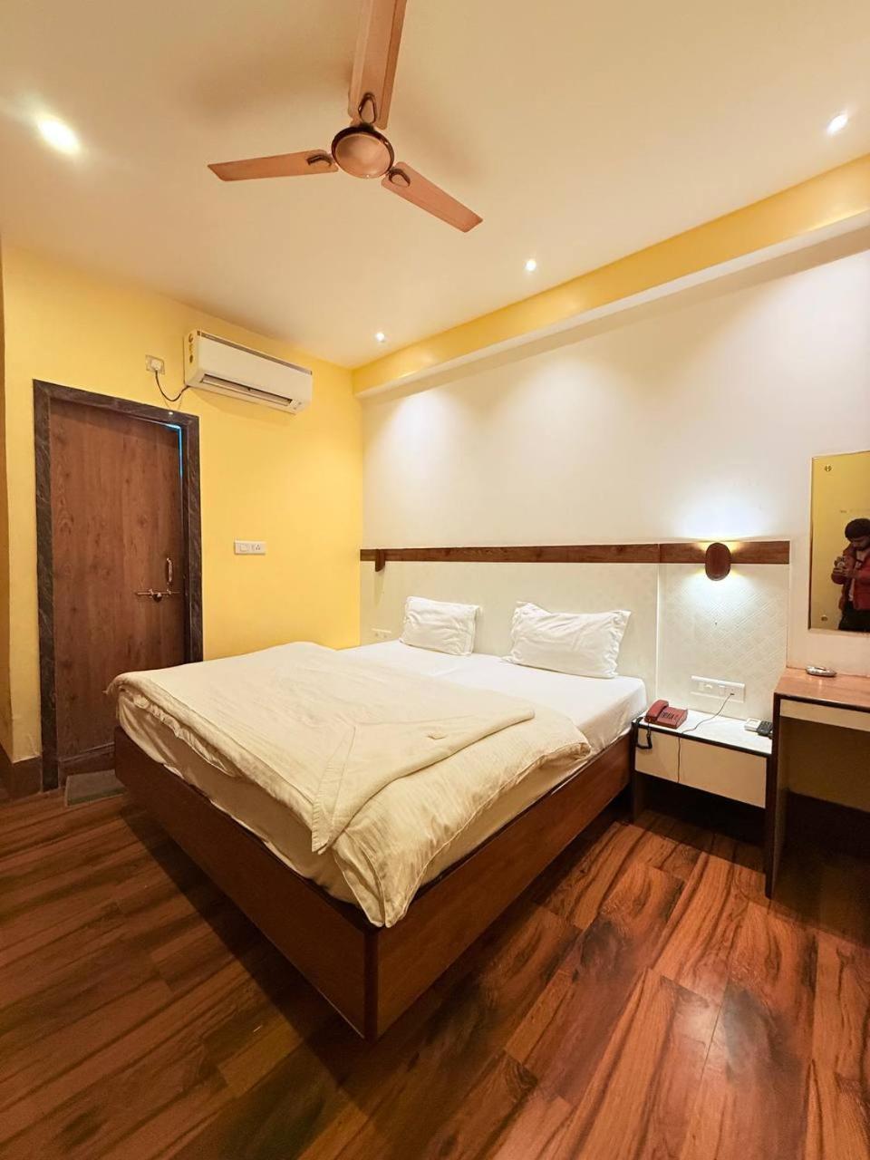 Shivam Hotel Varanasi - Near Kashi Vishwanath Temple With Parking And Lift Extérieur photo