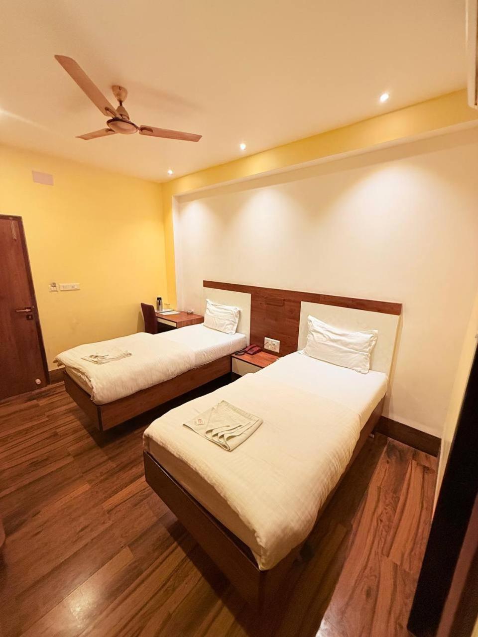 Shivam Hotel Varanasi - Near Kashi Vishwanath Temple With Parking And Lift Extérieur photo