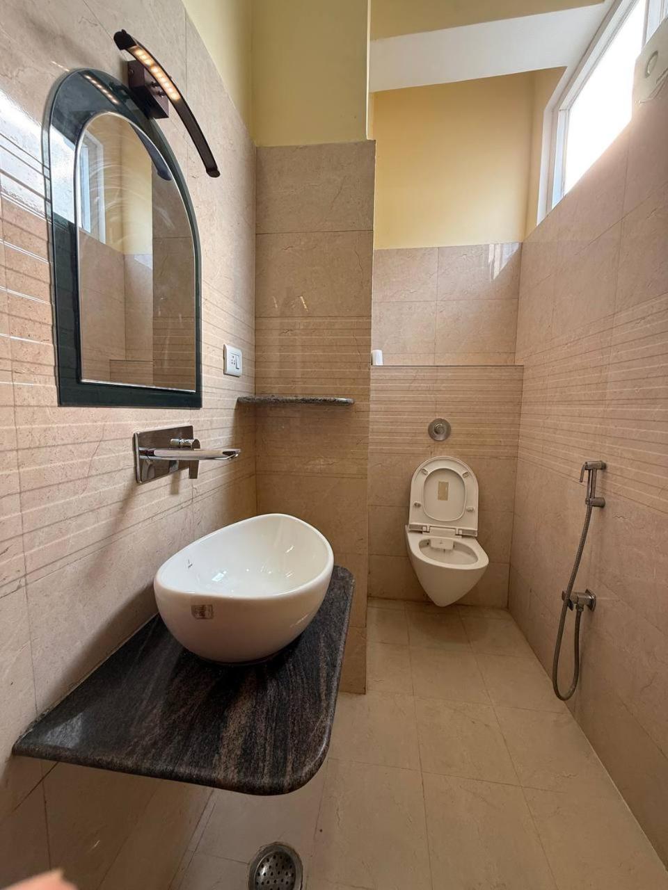 Shivam Hotel Varanasi - Near Kashi Vishwanath Temple With Parking And Lift Extérieur photo