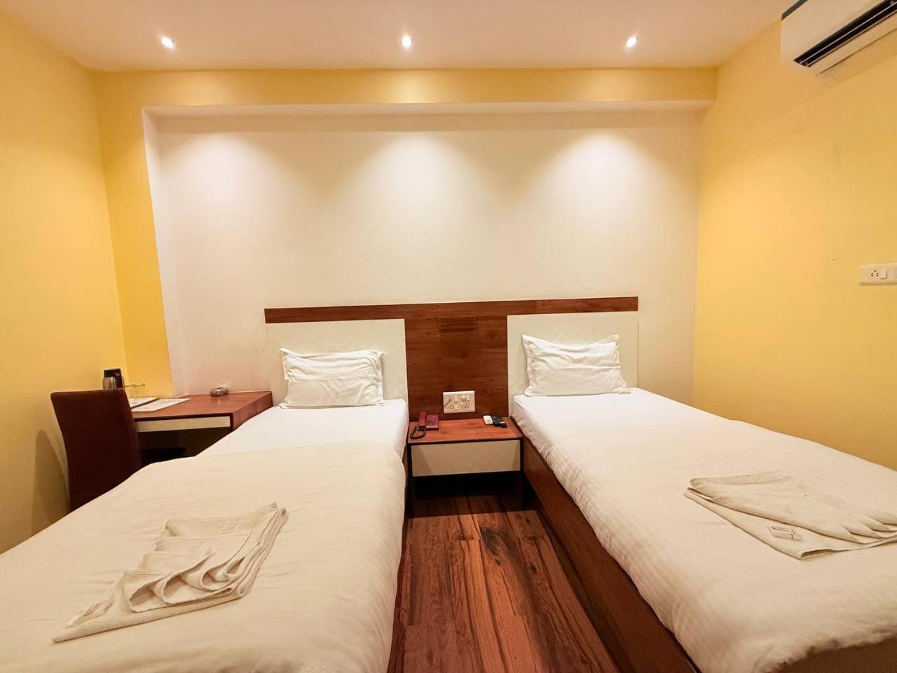 Shivam Hotel Varanasi - Near Kashi Vishwanath Temple With Parking And Lift Extérieur photo