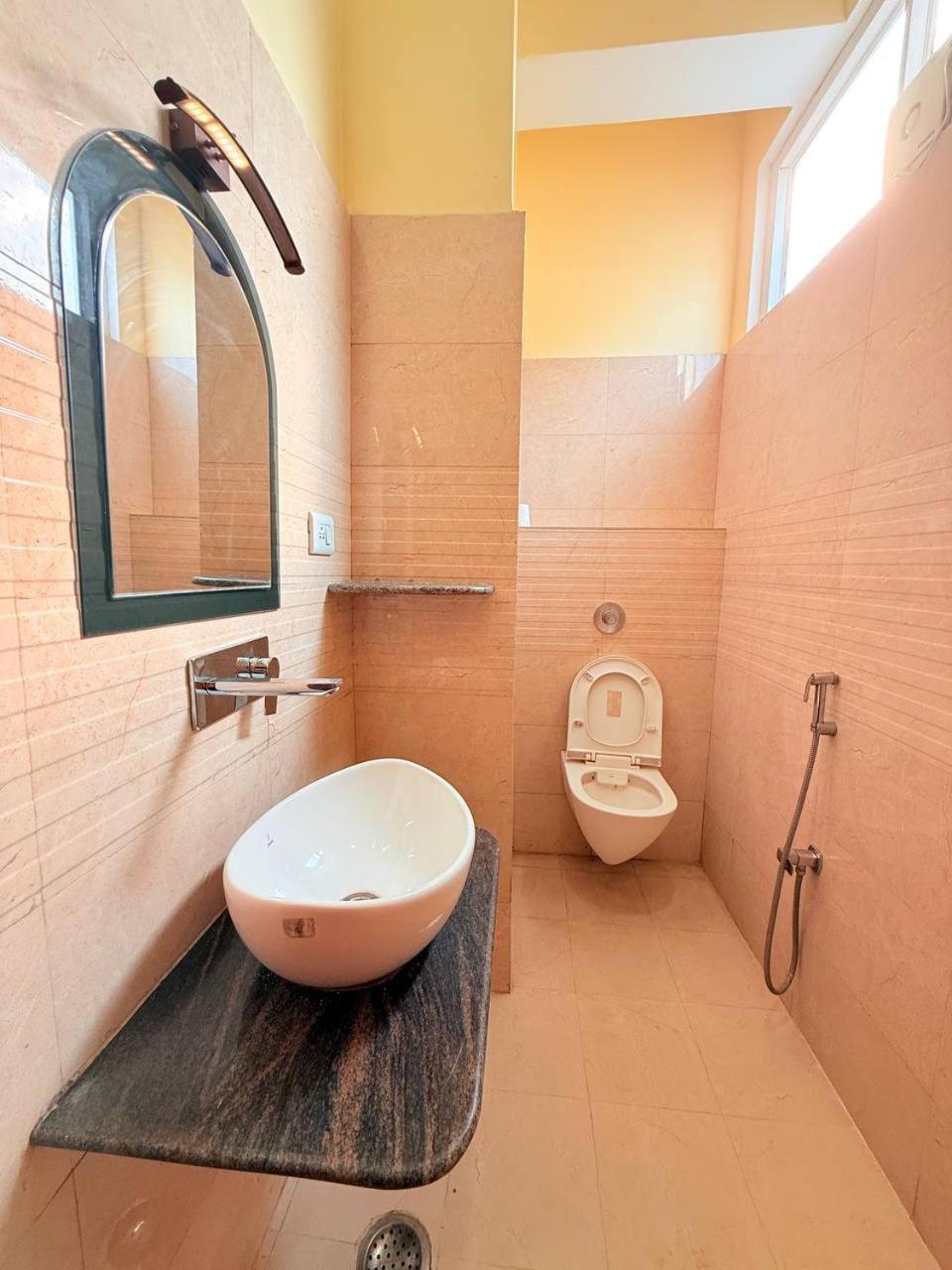 Shivam Hotel Varanasi - Near Kashi Vishwanath Temple With Parking And Lift Extérieur photo