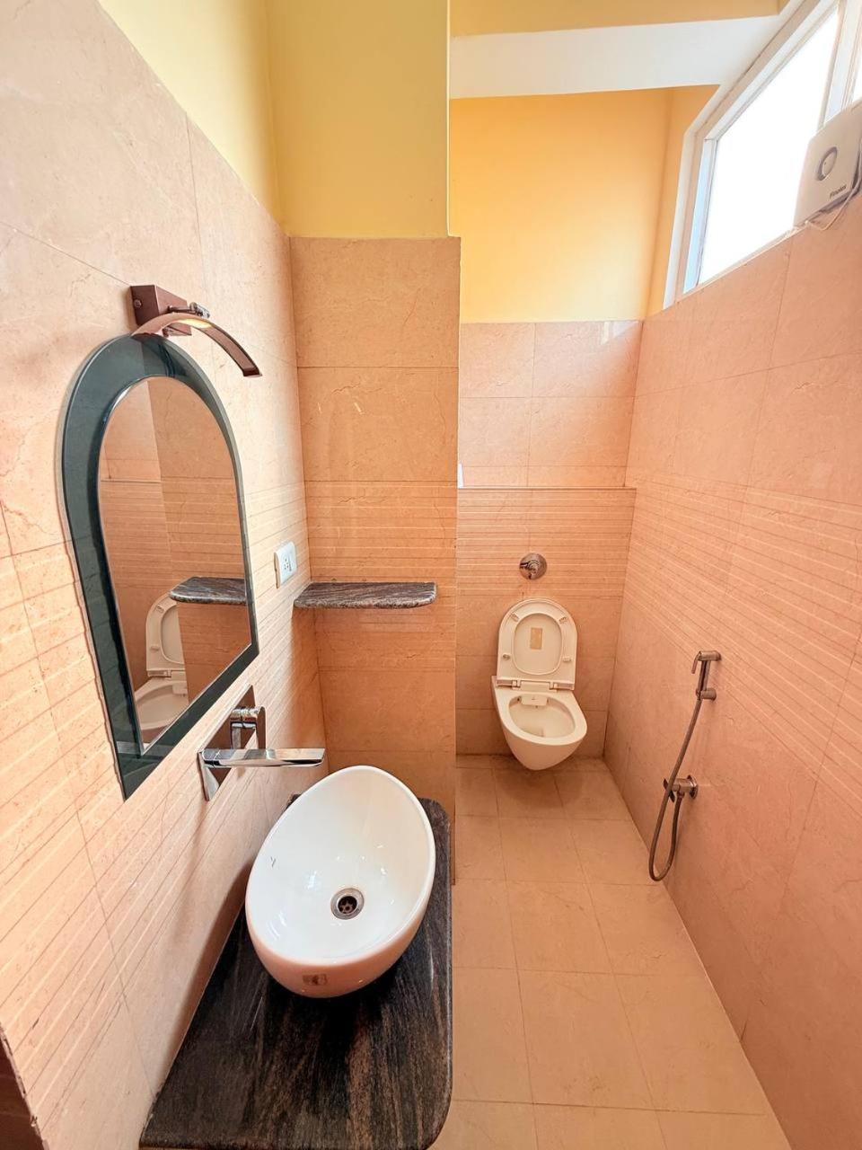 Shivam Hotel Varanasi - Near Kashi Vishwanath Temple With Parking And Lift Extérieur photo