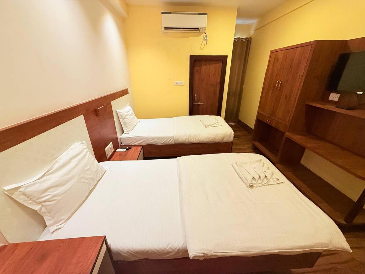 Shivam Hotel Varanasi - Near Kashi Vishwanath Temple With Parking And Lift Extérieur photo