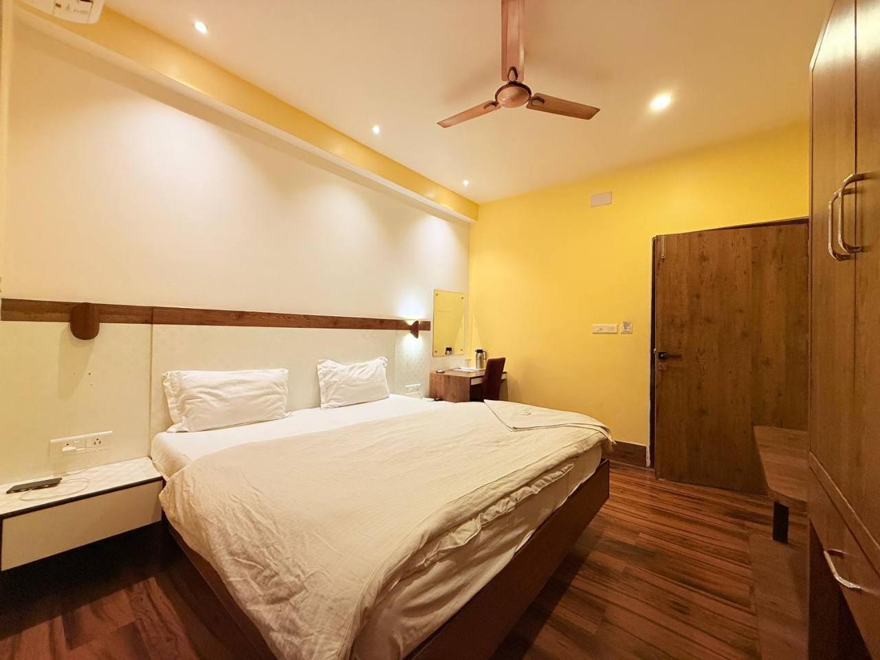 Shivam Hotel Varanasi - Near Kashi Vishwanath Temple With Parking And Lift Extérieur photo