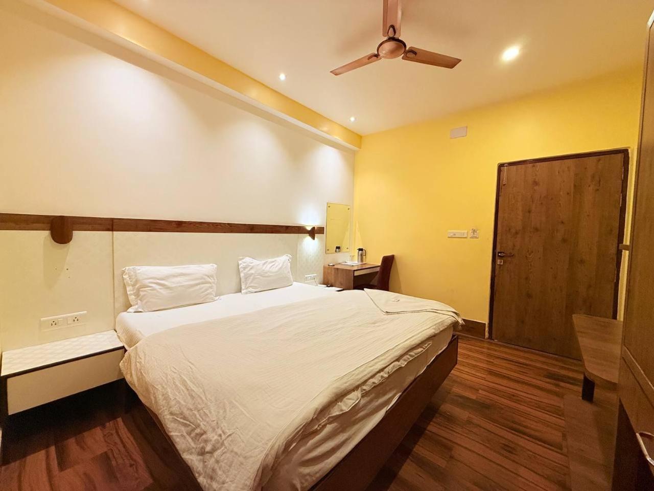 Shivam Hotel Varanasi - Near Kashi Vishwanath Temple With Parking And Lift Extérieur photo