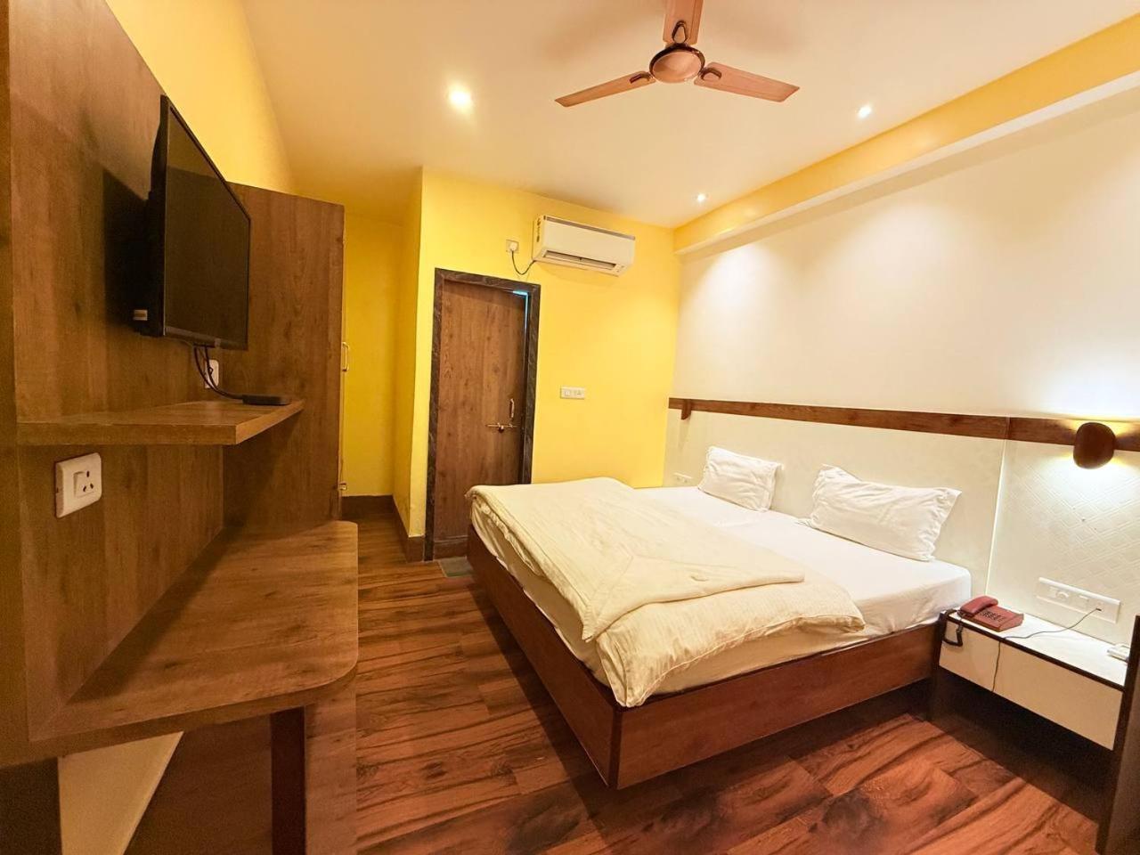 Shivam Hotel Varanasi - Near Kashi Vishwanath Temple With Parking And Lift Extérieur photo