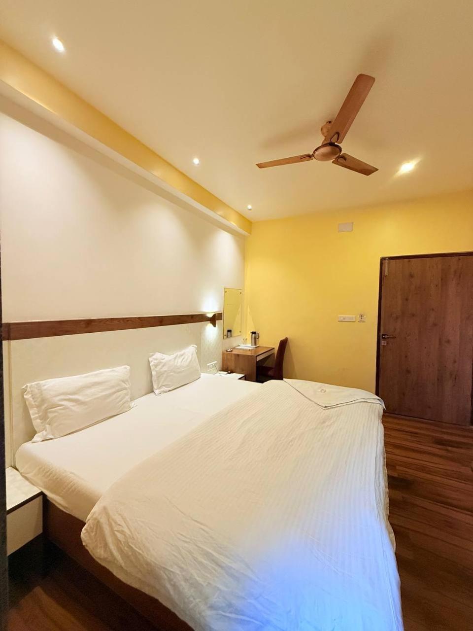 Shivam Hotel Varanasi - Near Kashi Vishwanath Temple With Parking And Lift Extérieur photo