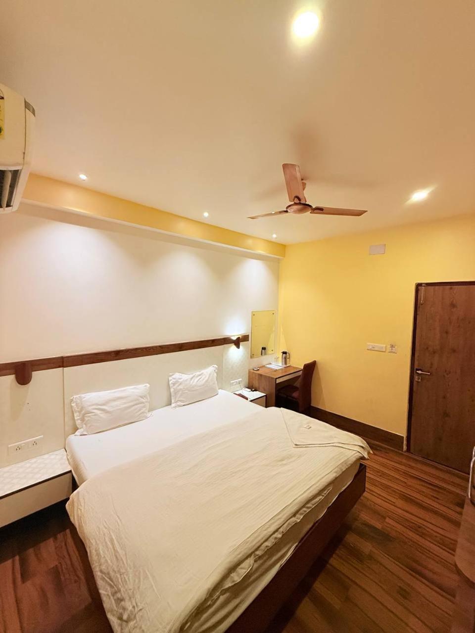 Shivam Hotel Varanasi - Near Kashi Vishwanath Temple With Parking And Lift Extérieur photo