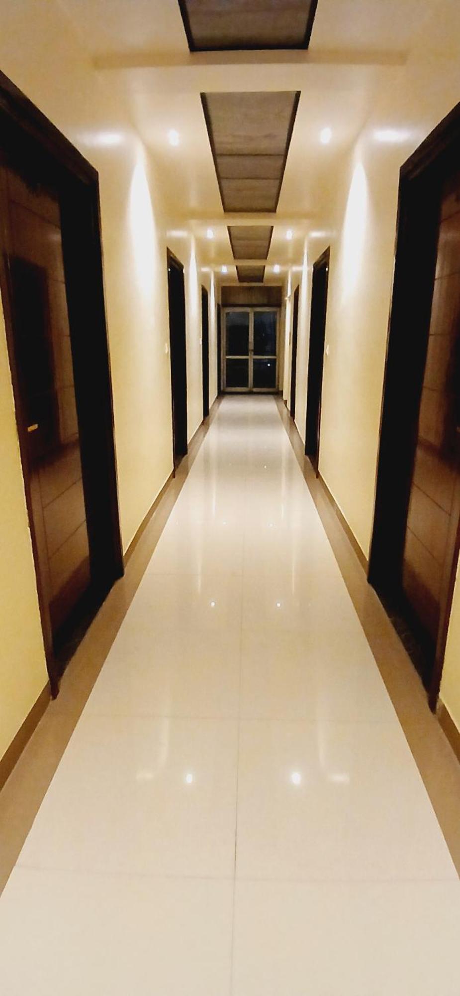 Shivam Hotel Varanasi - Near Kashi Vishwanath Temple With Parking And Lift Extérieur photo