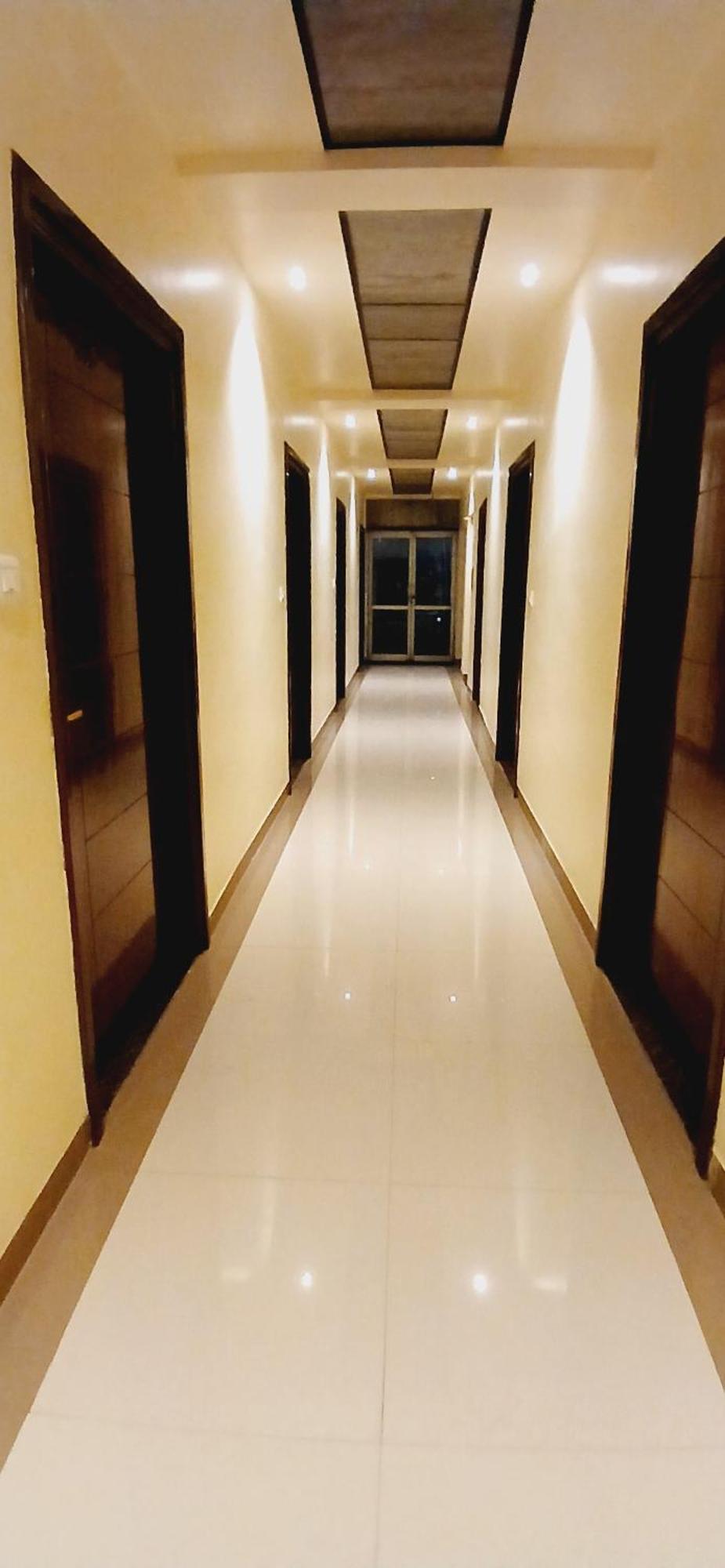 Shivam Hotel Varanasi - Near Kashi Vishwanath Temple With Parking And Lift Extérieur photo