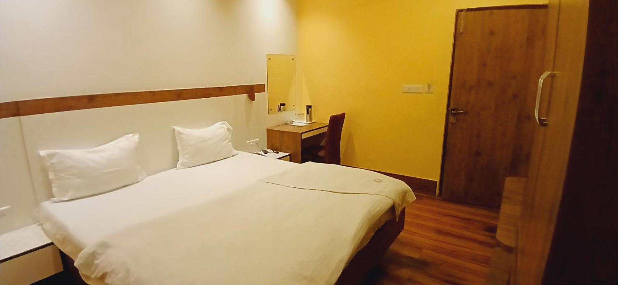 Shivam Hotel Varanasi - Near Kashi Vishwanath Temple With Parking And Lift Extérieur photo